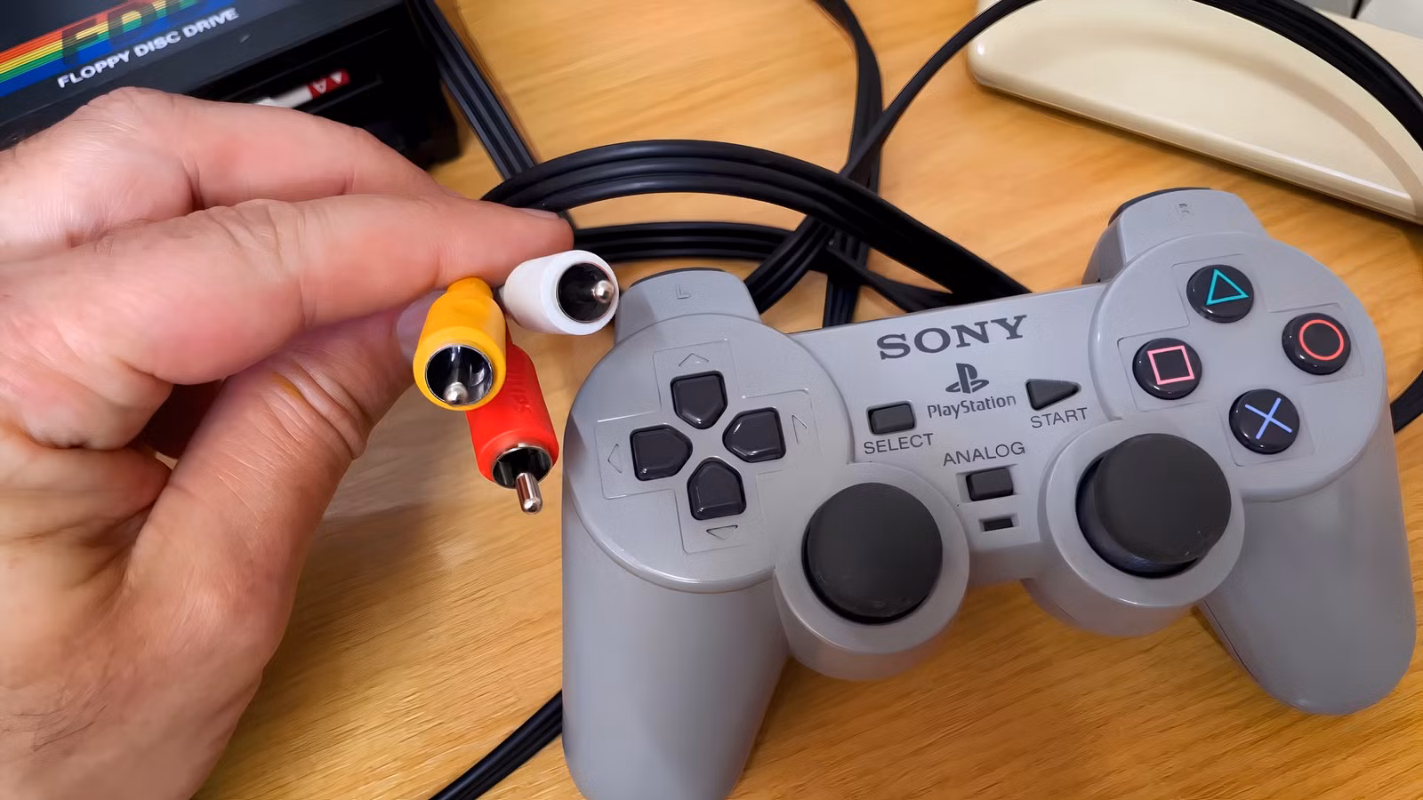 Sony однажды построила контроллер с эмулятором PS1, но в серию он не пошел