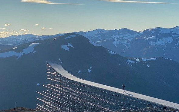 Том Круз снова выполняет невероятные трюки